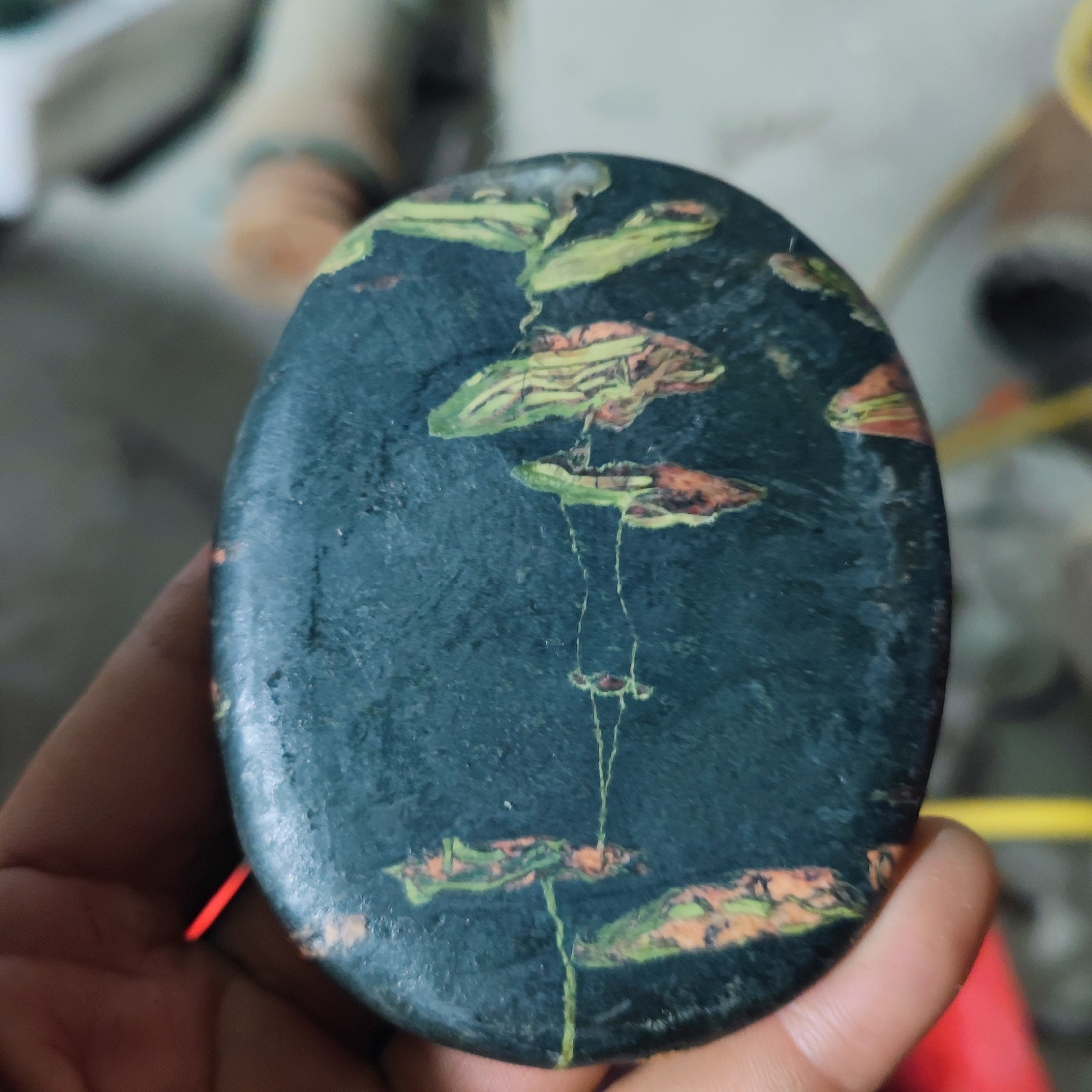 黑色精品石头带枣木雕花底座纯手工随机发货