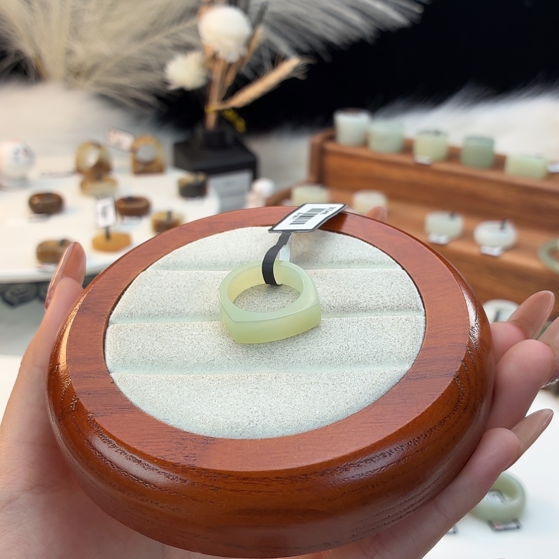 和田玉未镶嵌戒指浅绿马鞍17.2j124