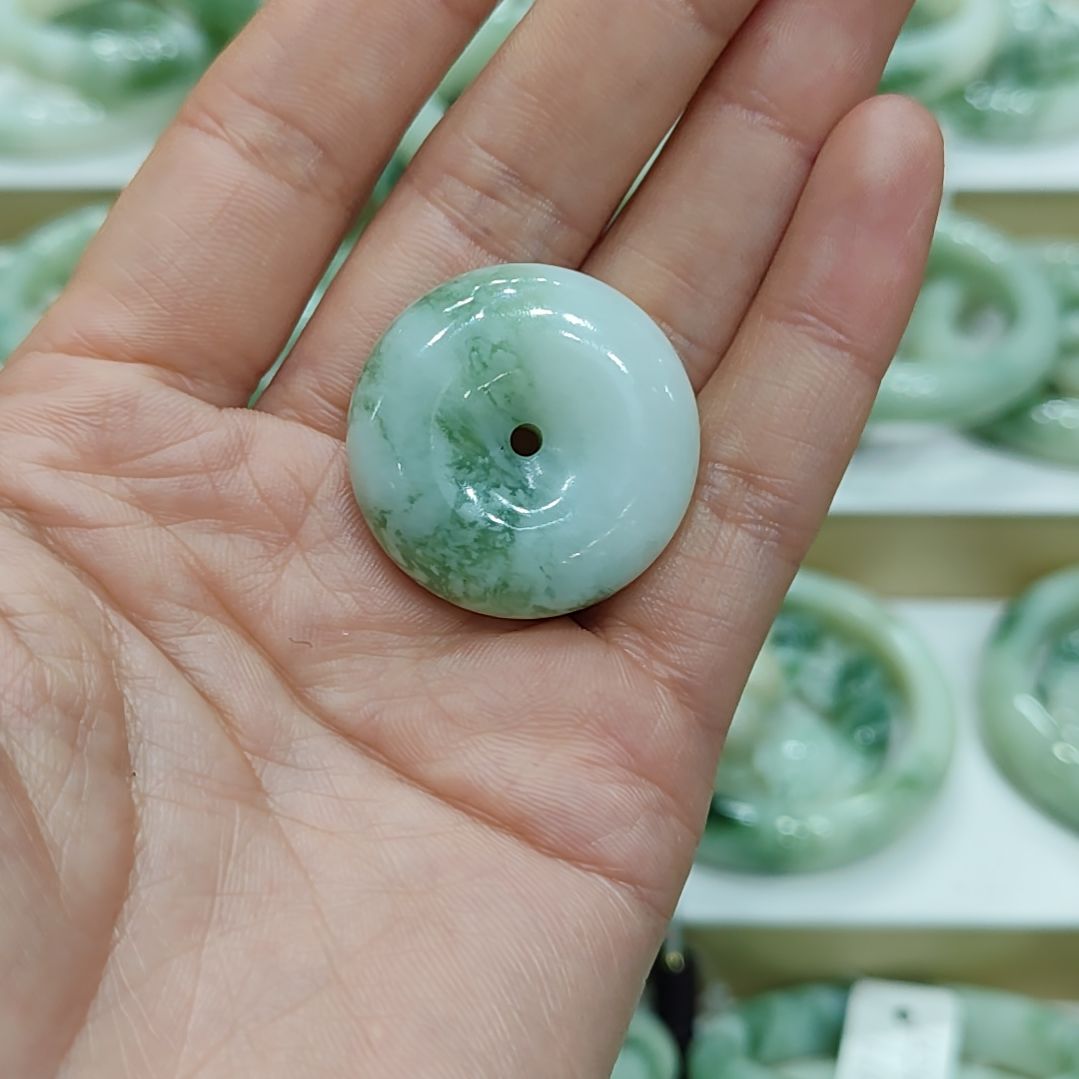 透闪石-蛇纹石玉颈饰未镶嵌