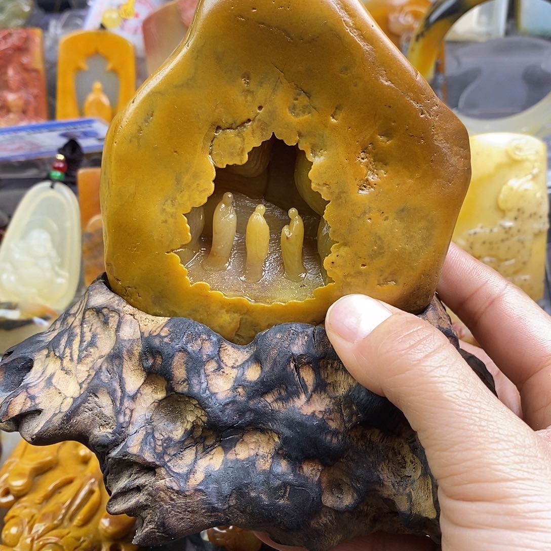 石英质玉（黄龙玉）颈饰未镶嵌