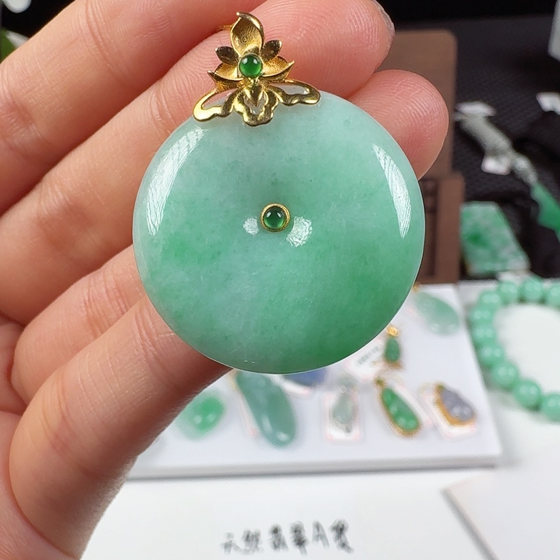 翡翠18K金镶嵌颈饰