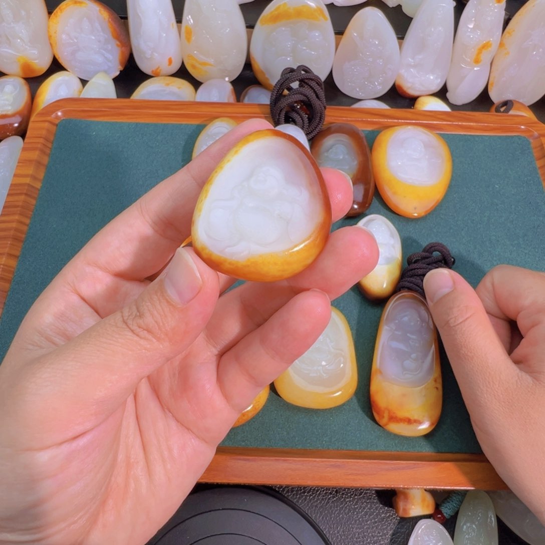 十***阿和田玉未镶嵌颈饰