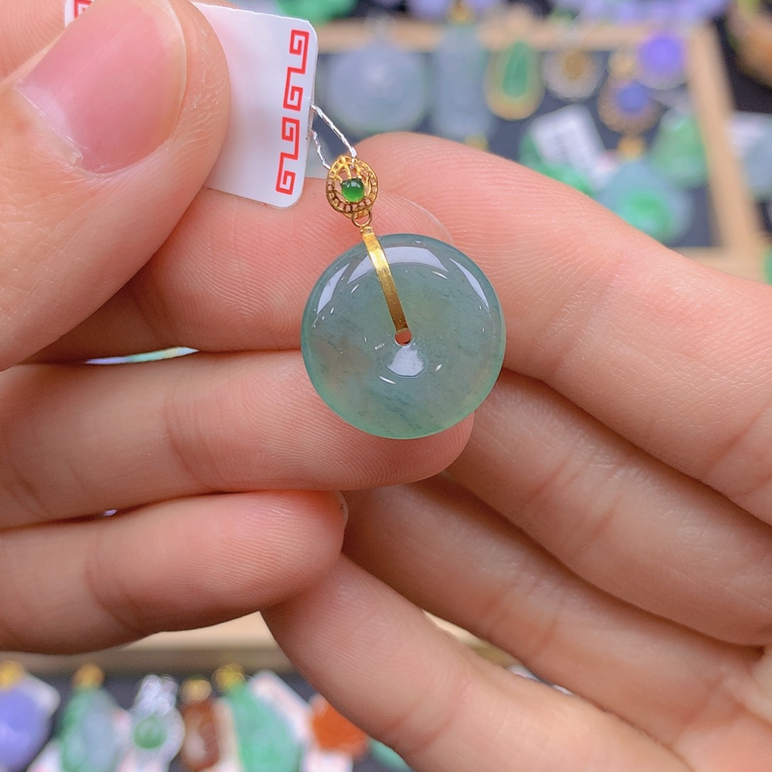 翡翠颈饰18K金镶嵌翡翠