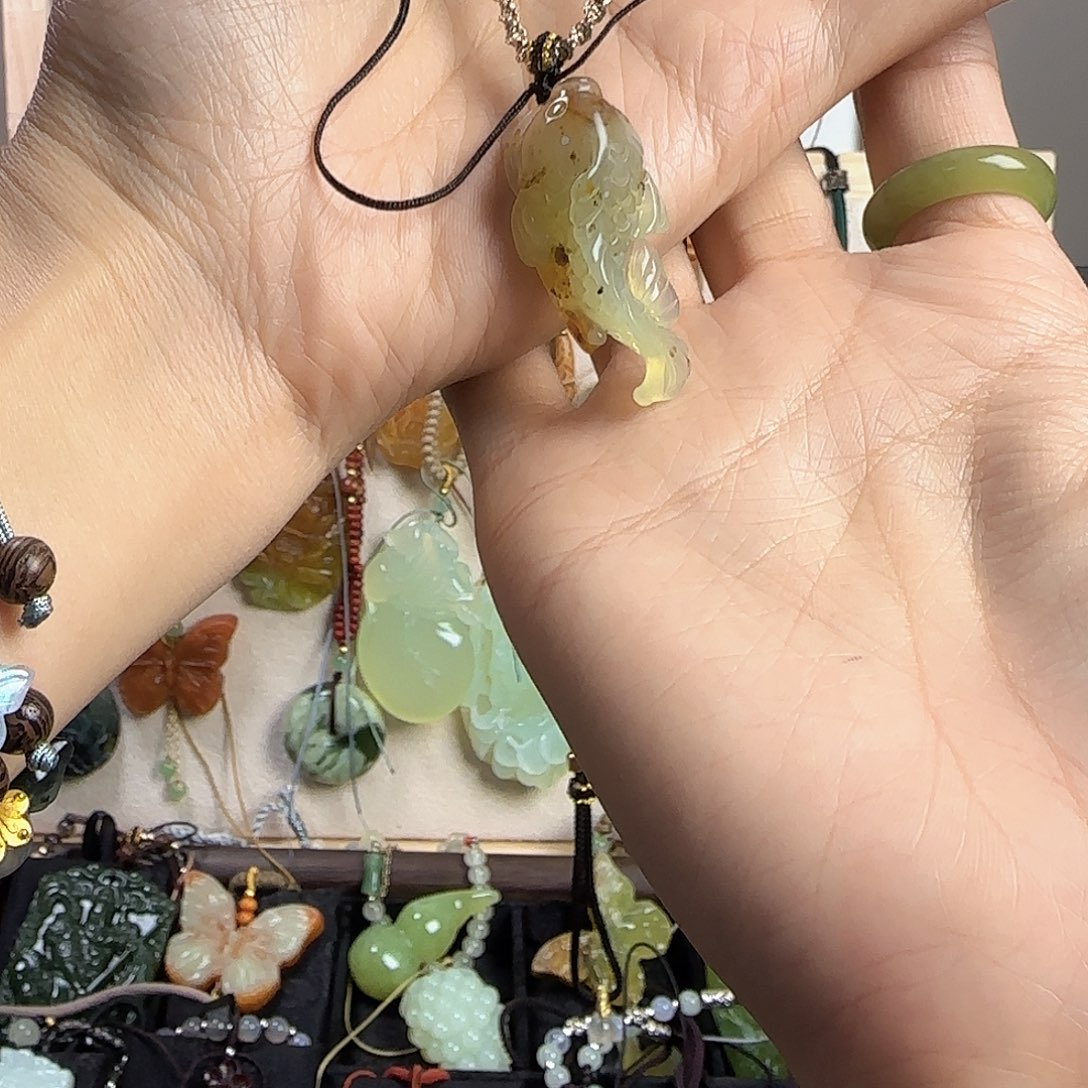 蛇纹石玉未镶嵌颈饰