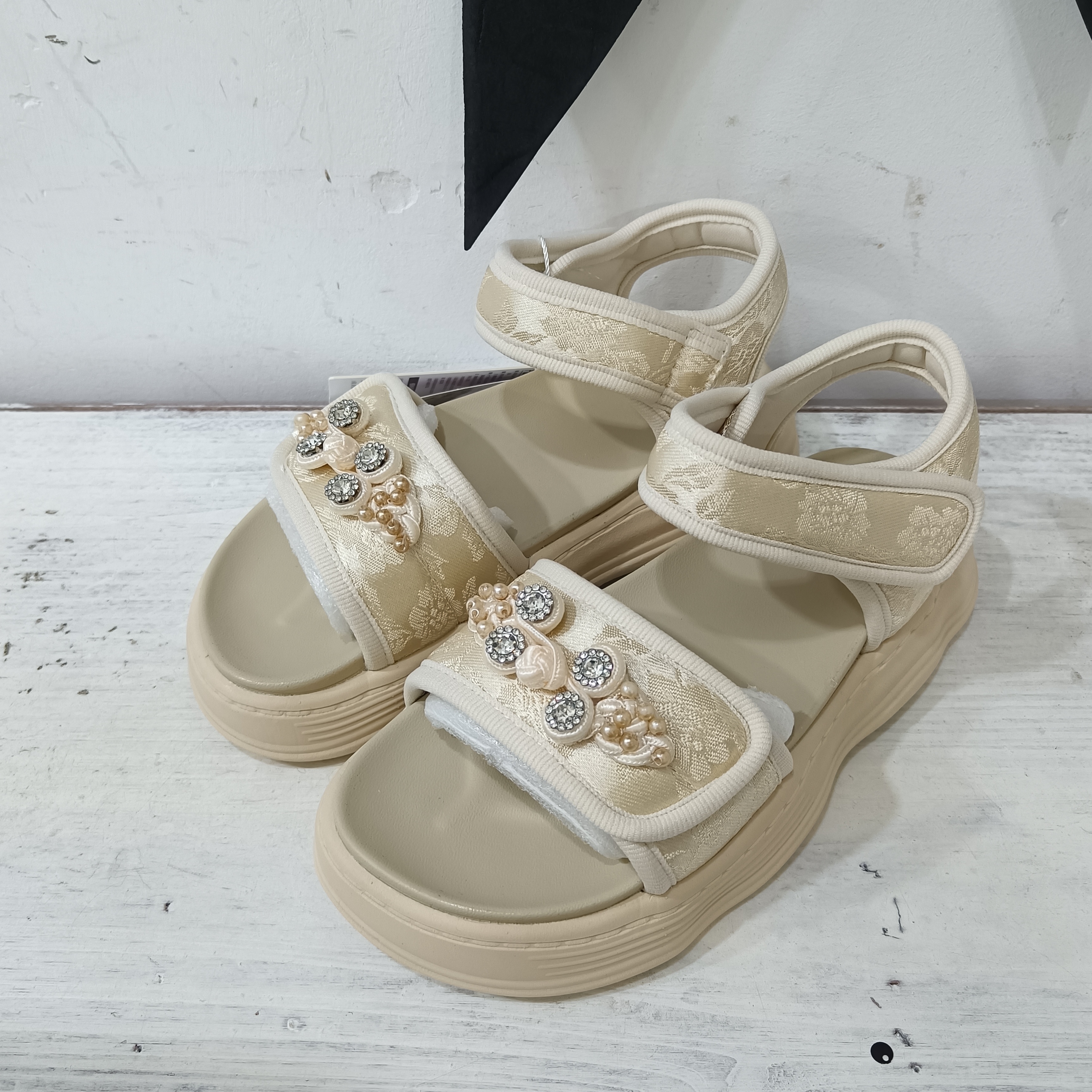 D191米色女童休闲凉鞋