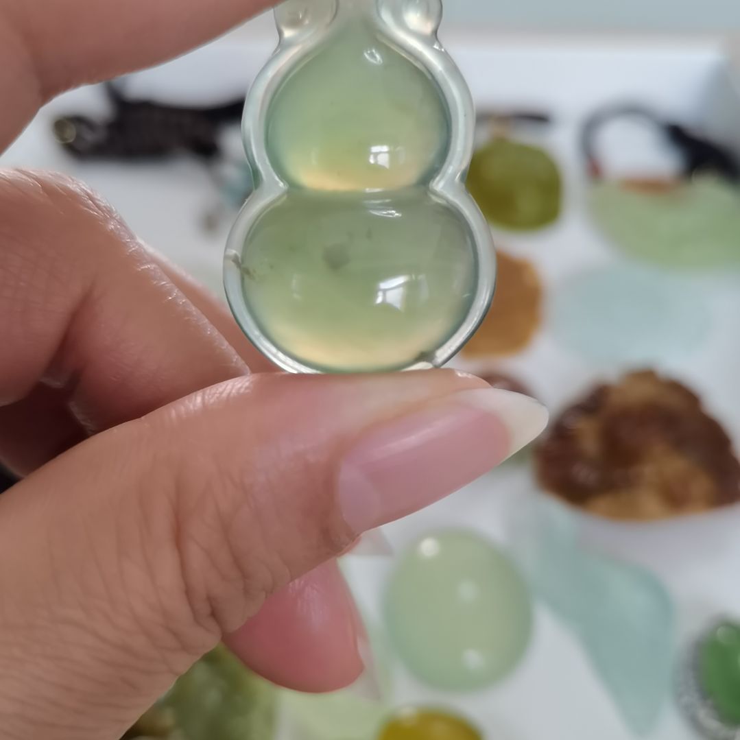 未镶嵌蛇纹石玉吊坠