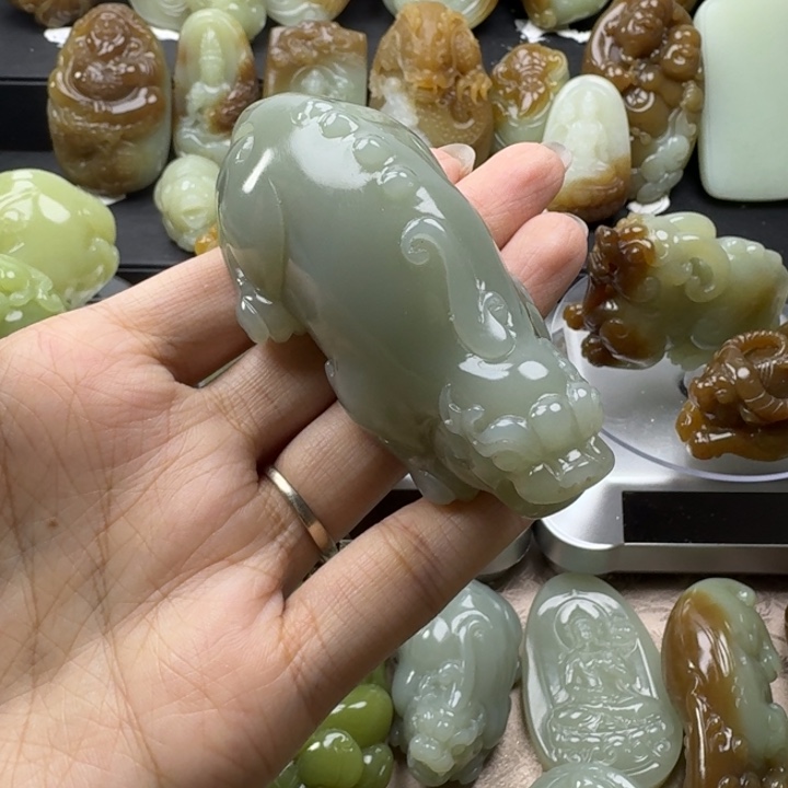 崔***伟和田玉未镶嵌把件