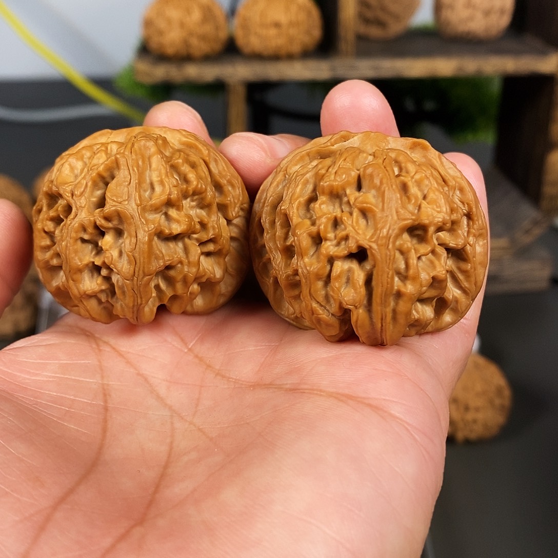 *****把件文玩核桃红色老树平果园骨质好