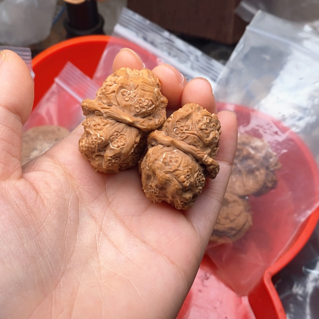 文玩核桃吊坠董*延雕刻喜上眉梢