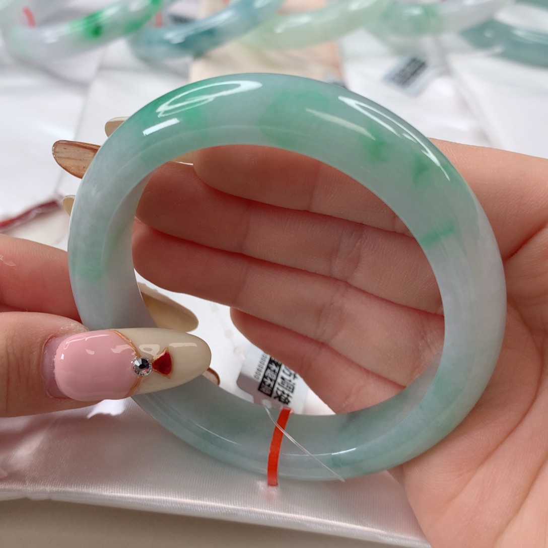 翡翠手镯未镶嵌Y**、57.5绿底飘花