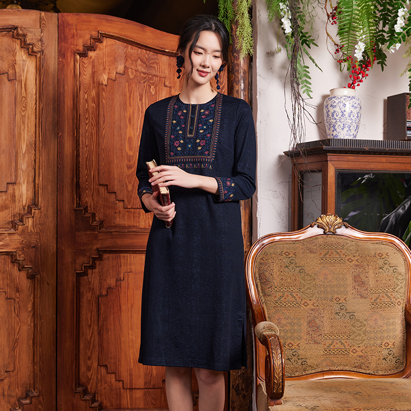 KDCLY4布符秋冬新款官方原创宽松民族刺绣连衣裙圆领日常文艺女装
