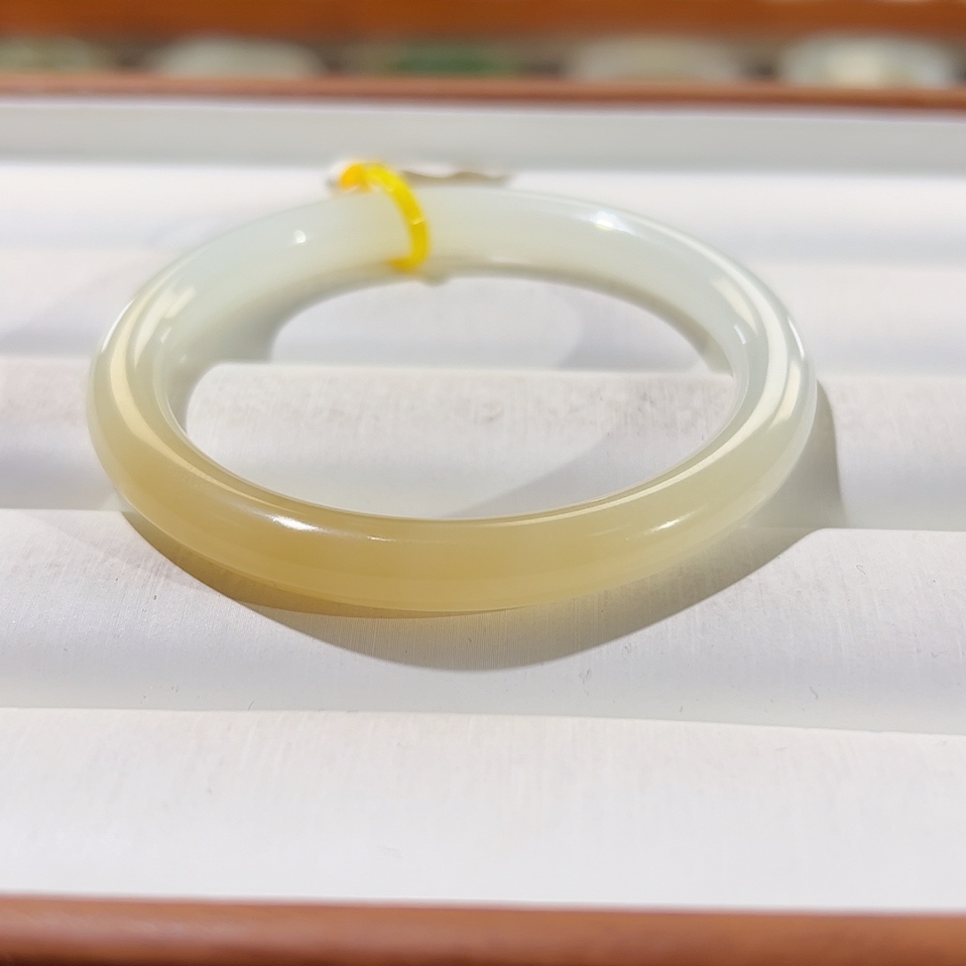 和田玉手镯未镶嵌糖白美人条圆条