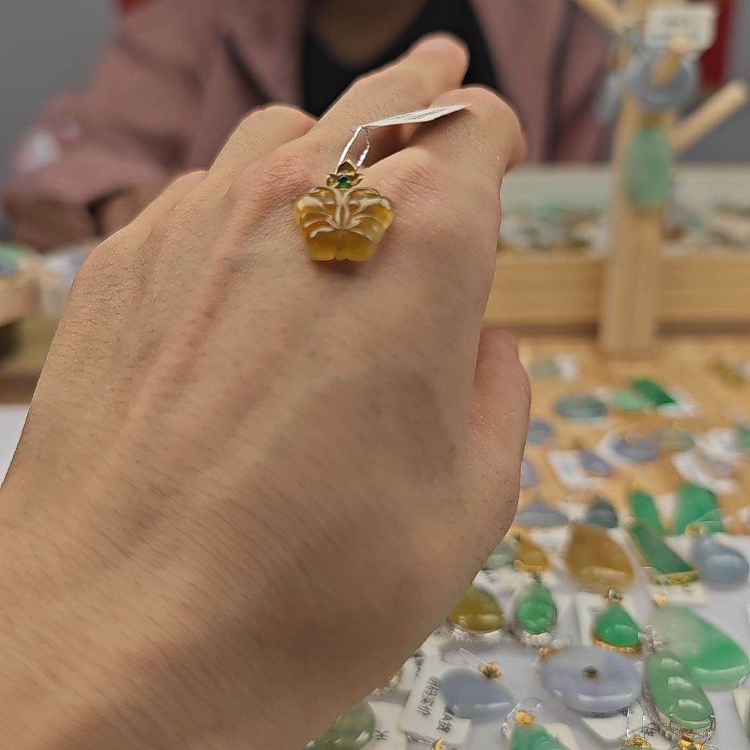 翡翠18K金镶嵌颈饰