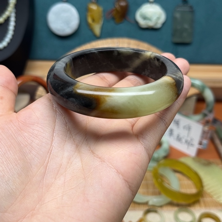 蛇纹石玉手镯未镶嵌