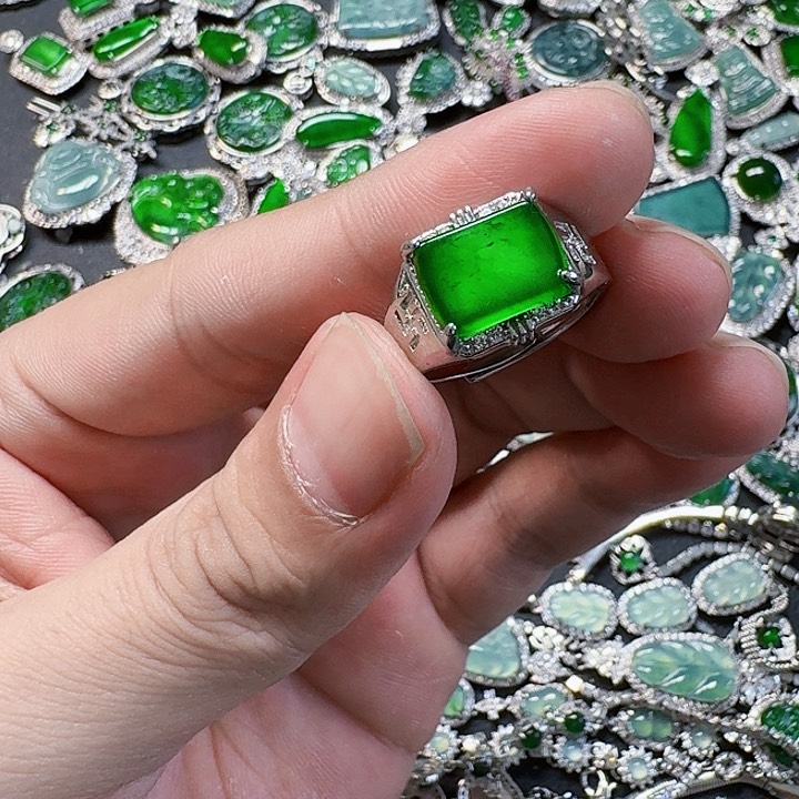 翡翠颈饰未镶嵌天然A货翡翠放漏