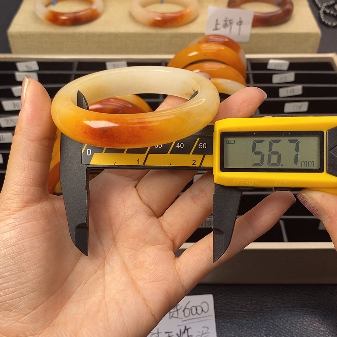 未镶嵌石英质玉（黄龙玉）手镯105号