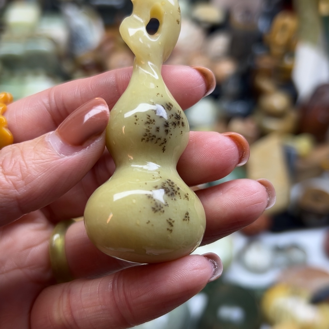 岫玉未镶嵌颈饰水草葫芦