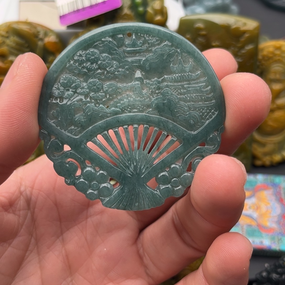 与***依翡翠未镶嵌颈饰山水