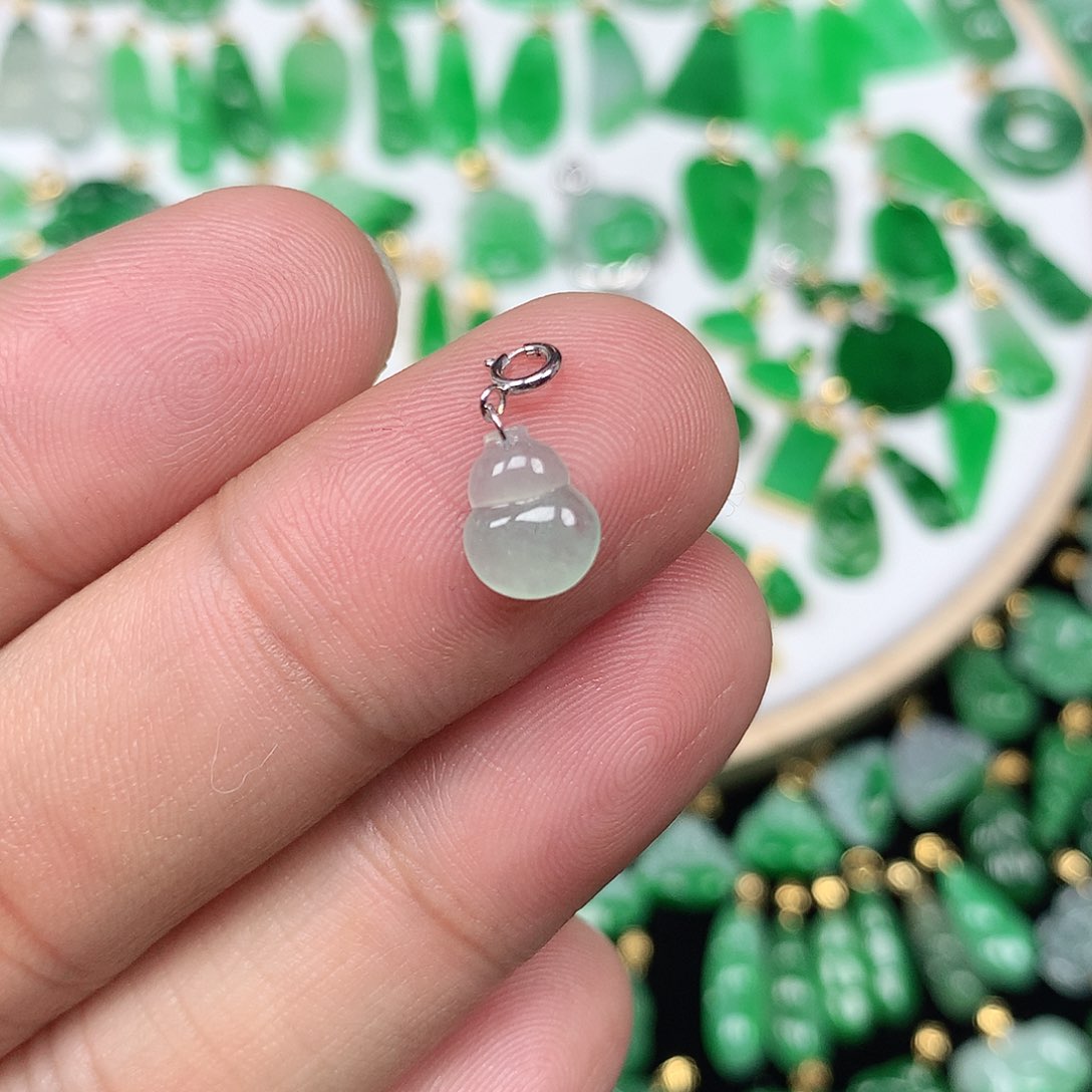 翡翠配石伊*白18K金扣 小巧冰种葫芦