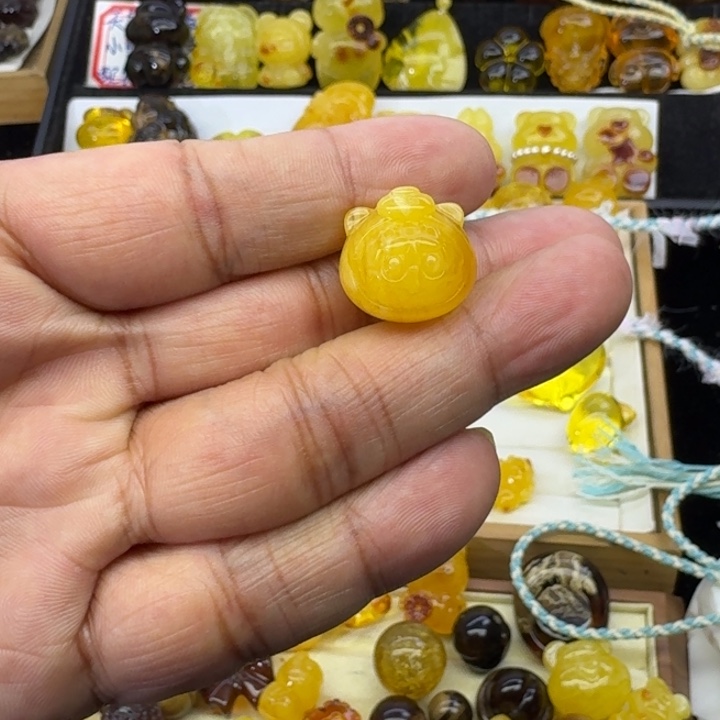 N***e蜜蜡未镶嵌颈饰拉布布