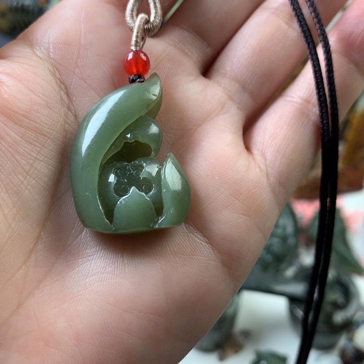 透闪石质玉挂件未镶嵌