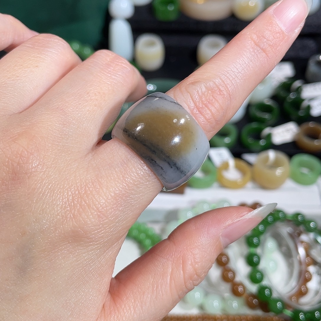 和田玉（糖玉）未镶嵌戒指内径18.1 楼蓝三色酒桶