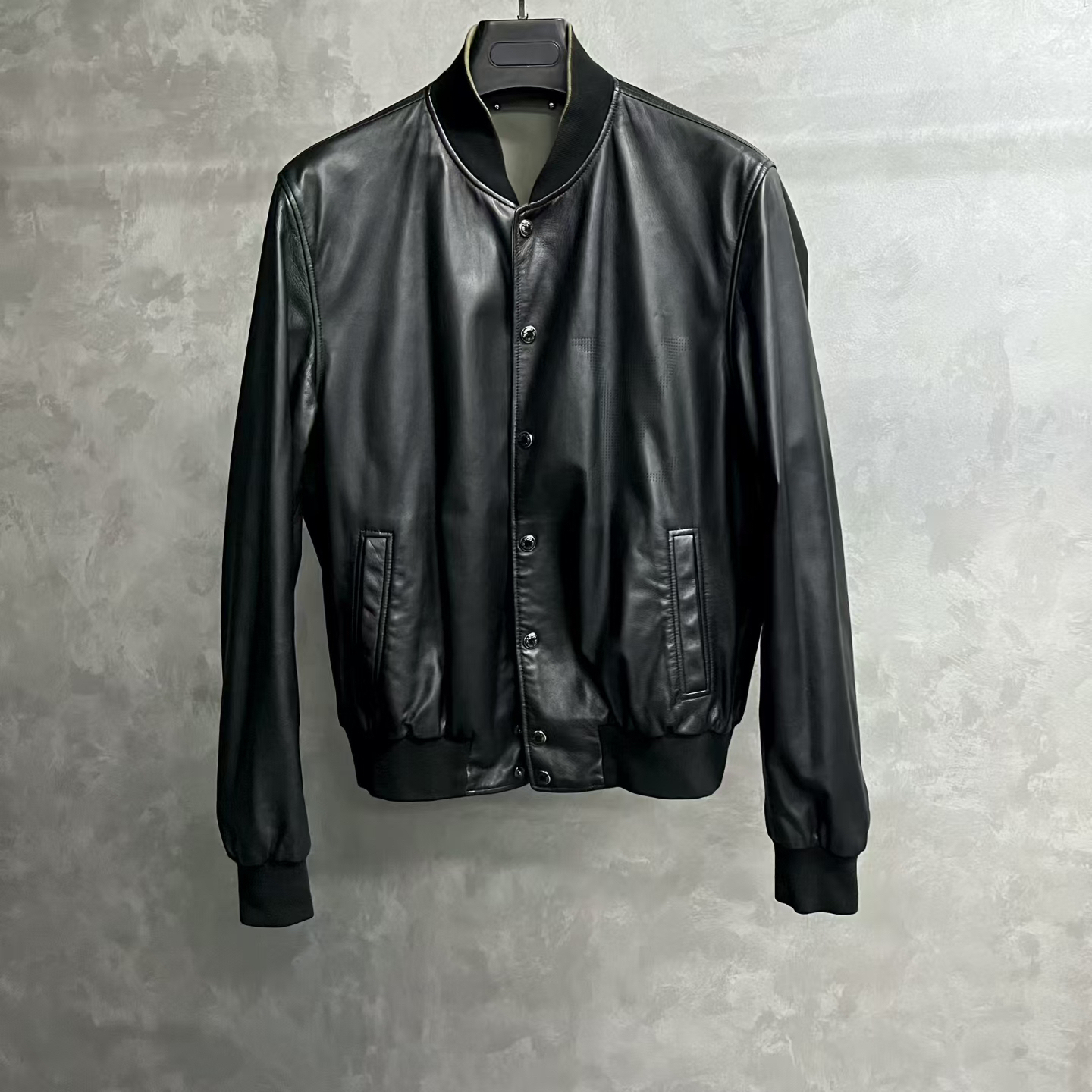 99新 LouisVuitton/路易威登 黑色胸前Logo标识双面穿皮衣外套/52