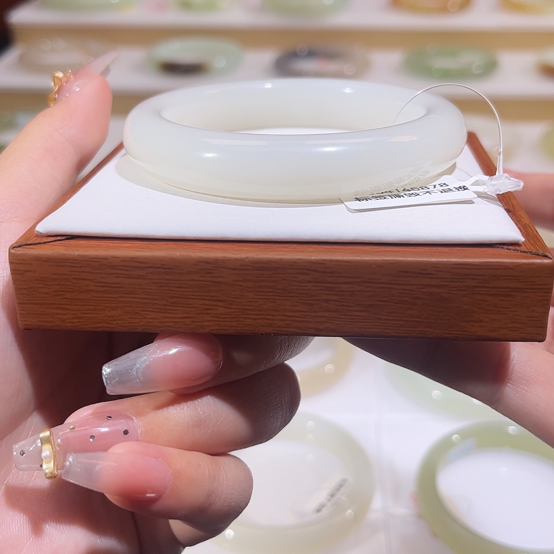 和田玉未镶嵌手镯且末白