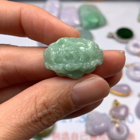 翡翠颈饰未镶嵌好**？