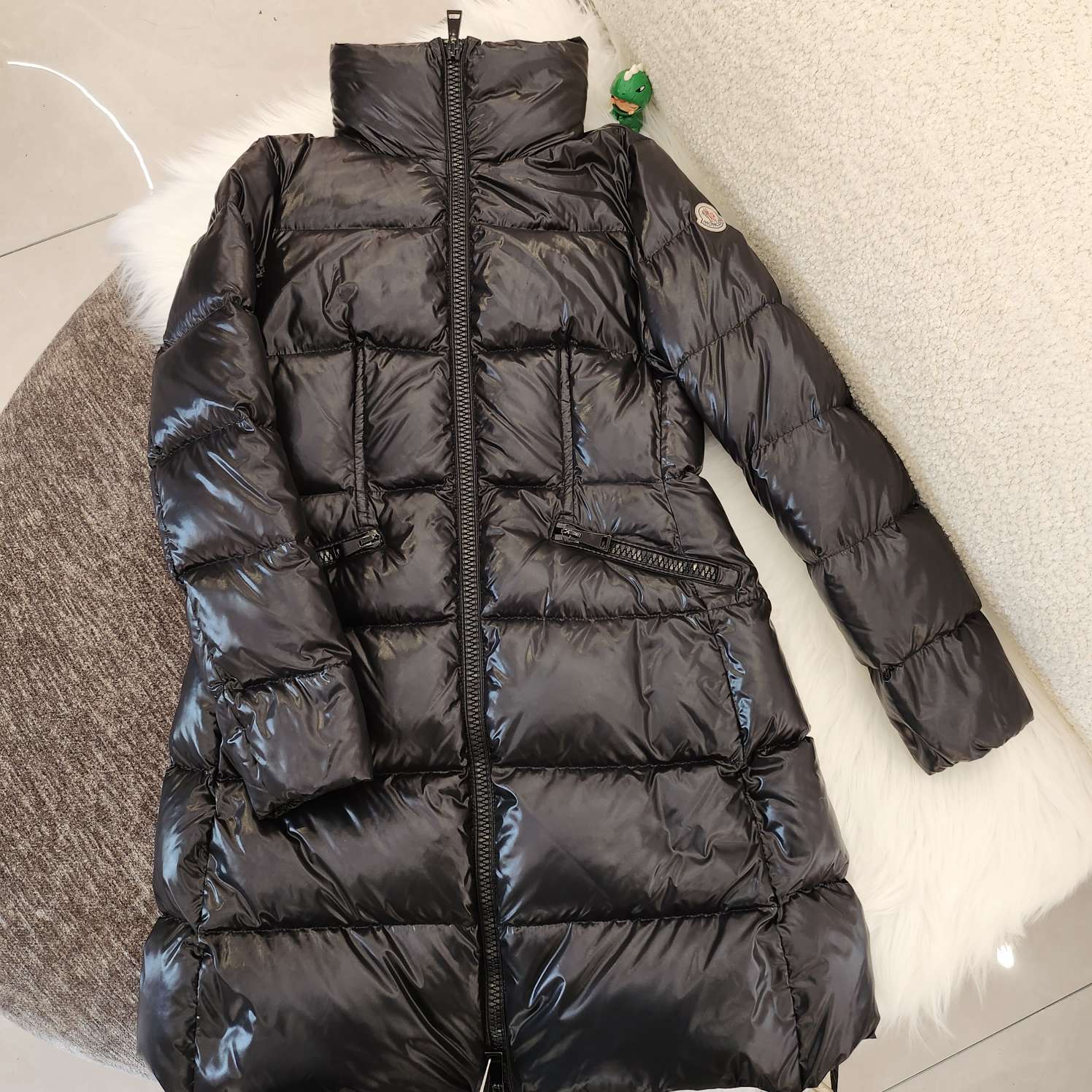 99新 MONCLER Y3259 黑色经典长款收腰亮面羽绒服 1码