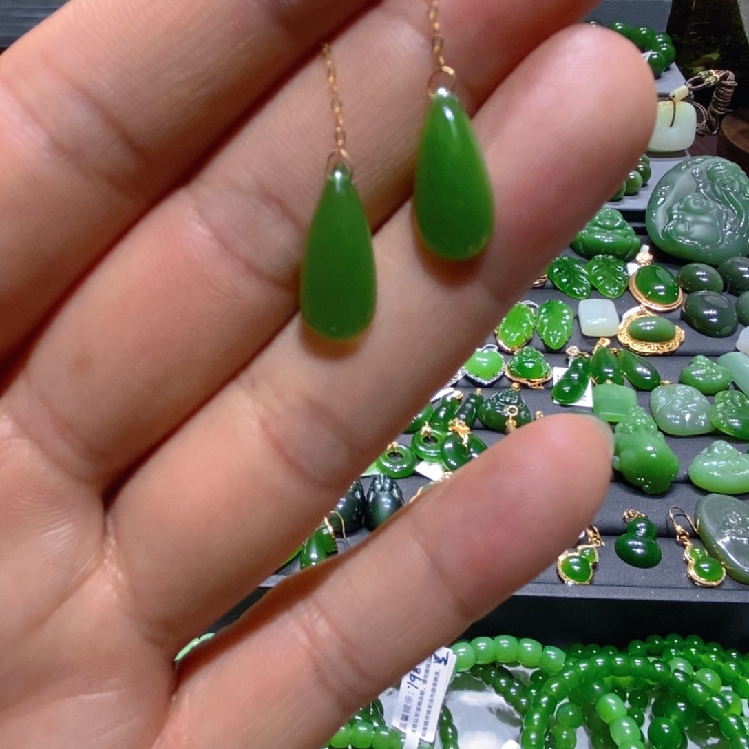 颈饰18K金镶嵌和田玉（碧玉）