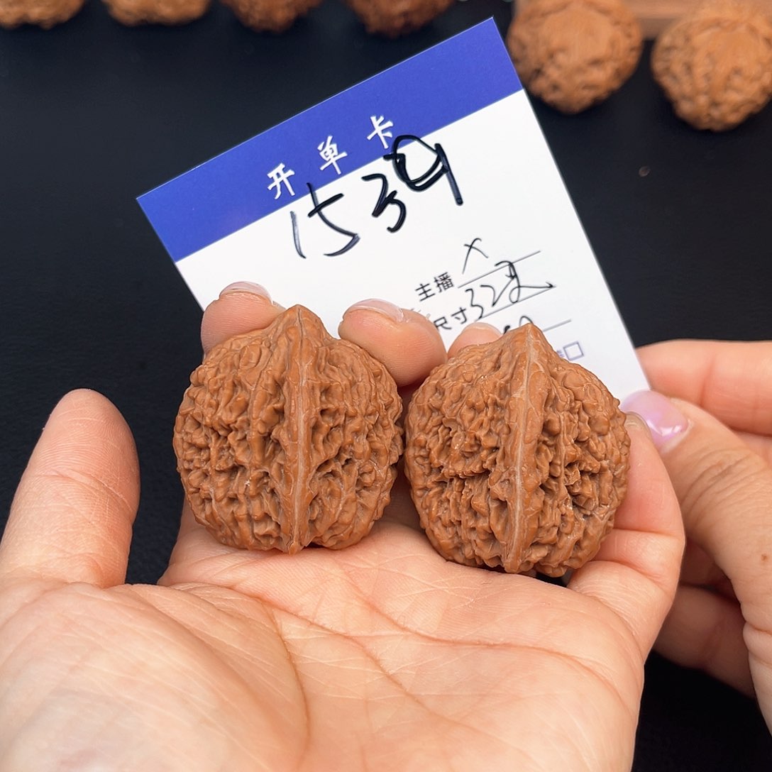 文玩核桃吊坠大蒜头32尺 无刀修。1539