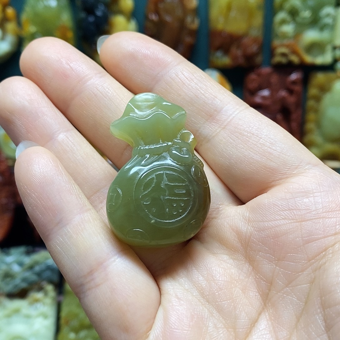 岫玉未镶嵌吊坠(赠链)