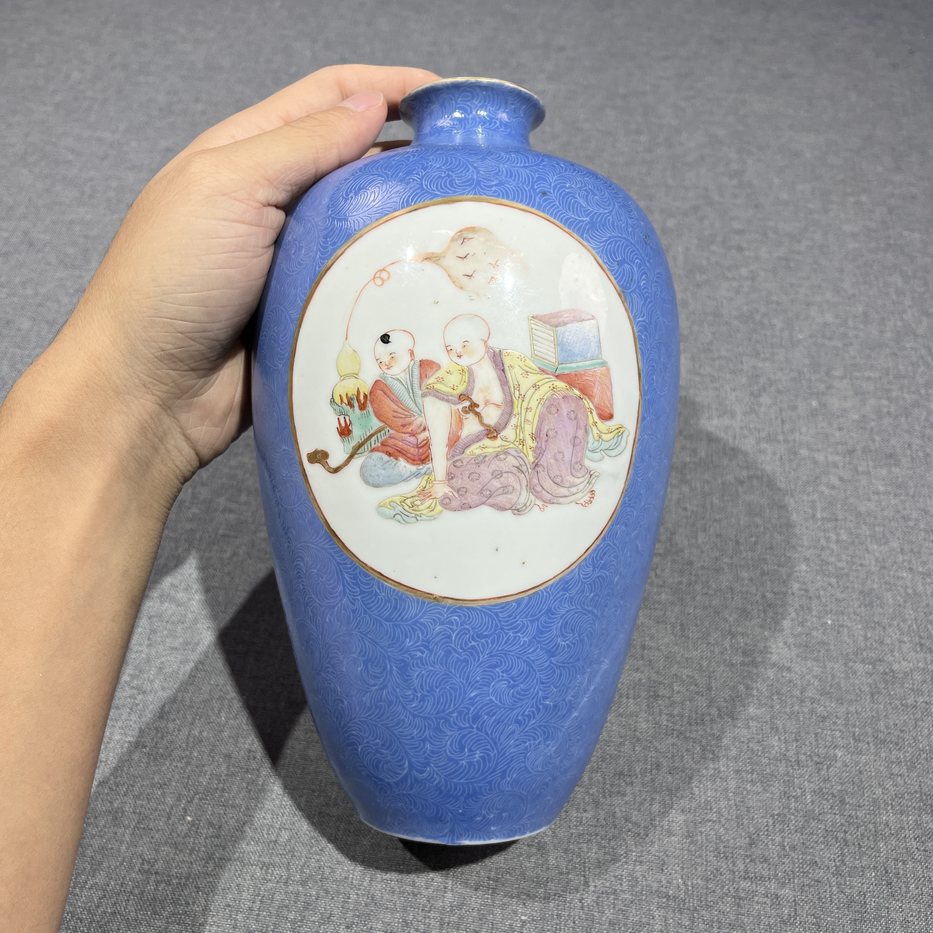 【拍卖】Lot 24526 蓝地轧道开光粉彩罗汉梅瓶