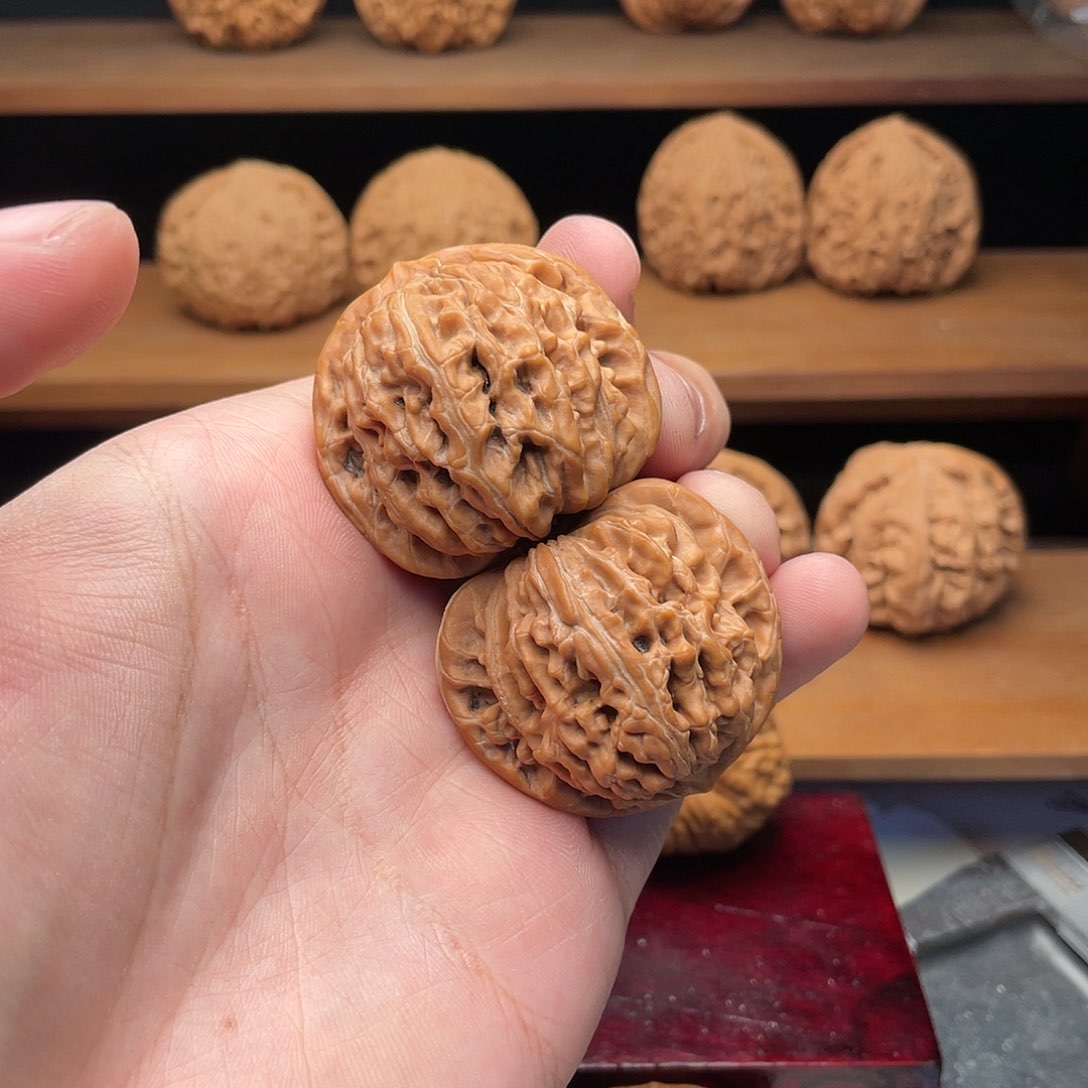 文玩核桃把件40边肚山地红皮四座楼