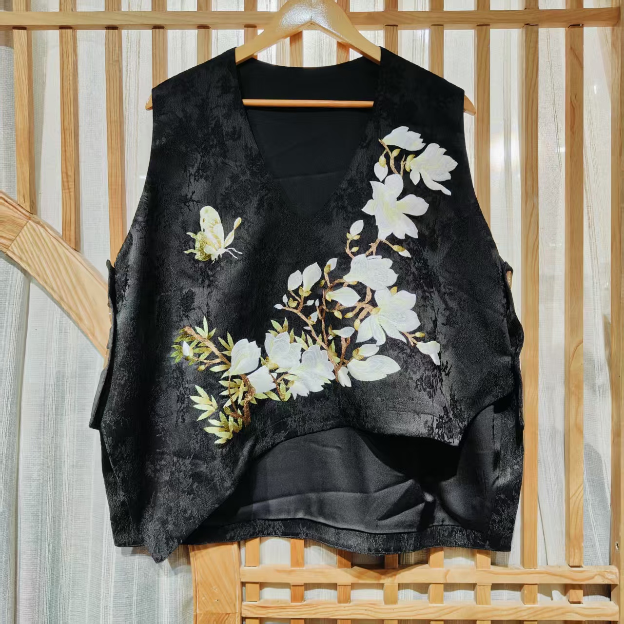 凤徕兮私人定制黑底黄白玉兰花刺绣V领斜边两侧带扣马甲（LS185-4）