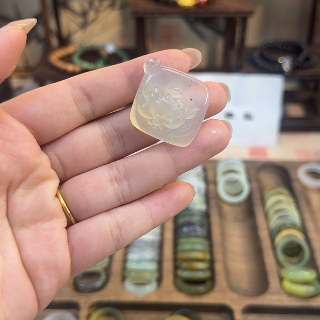 蛇纹石玉颈饰合金