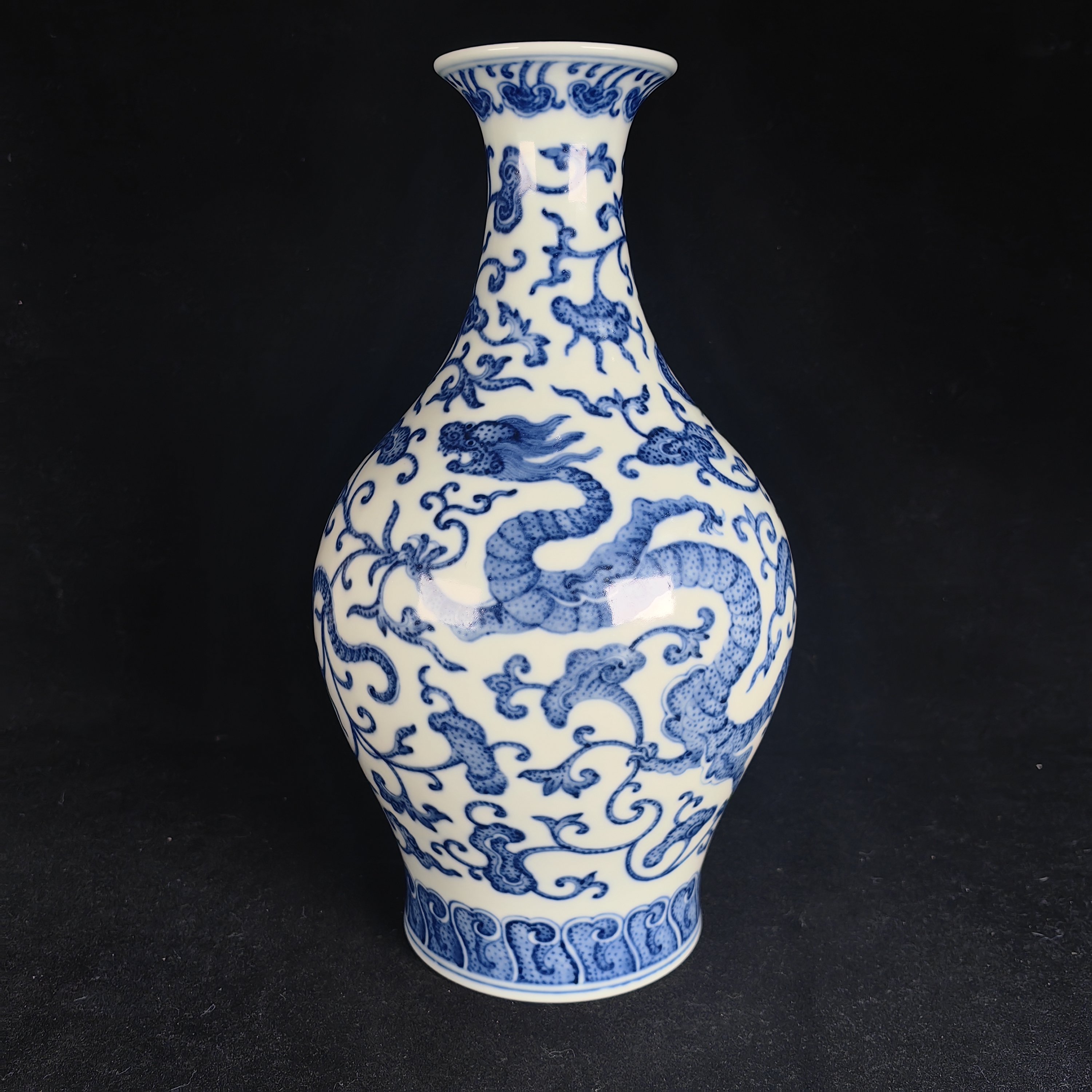 青花龙衔灵芝纹橄榄瓶