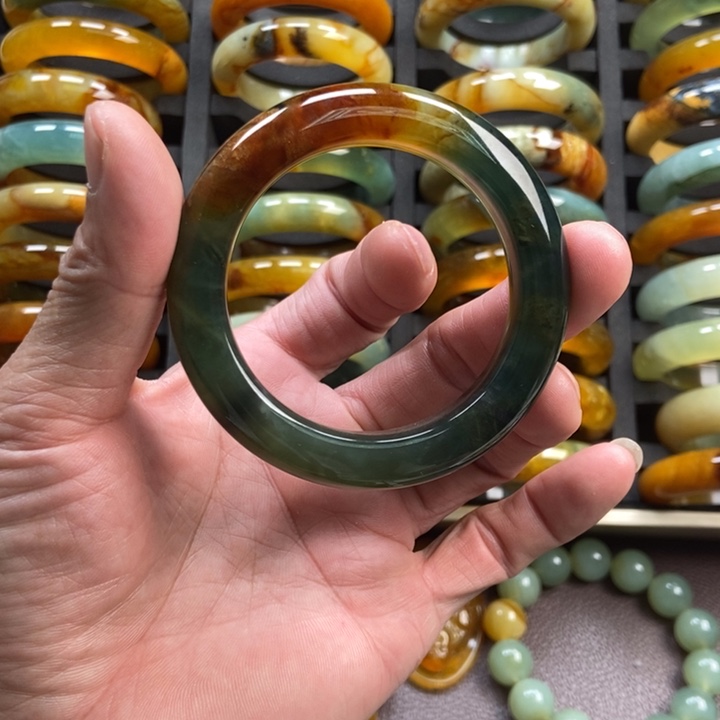 蛇纹石玉手镯未镶嵌旋****子