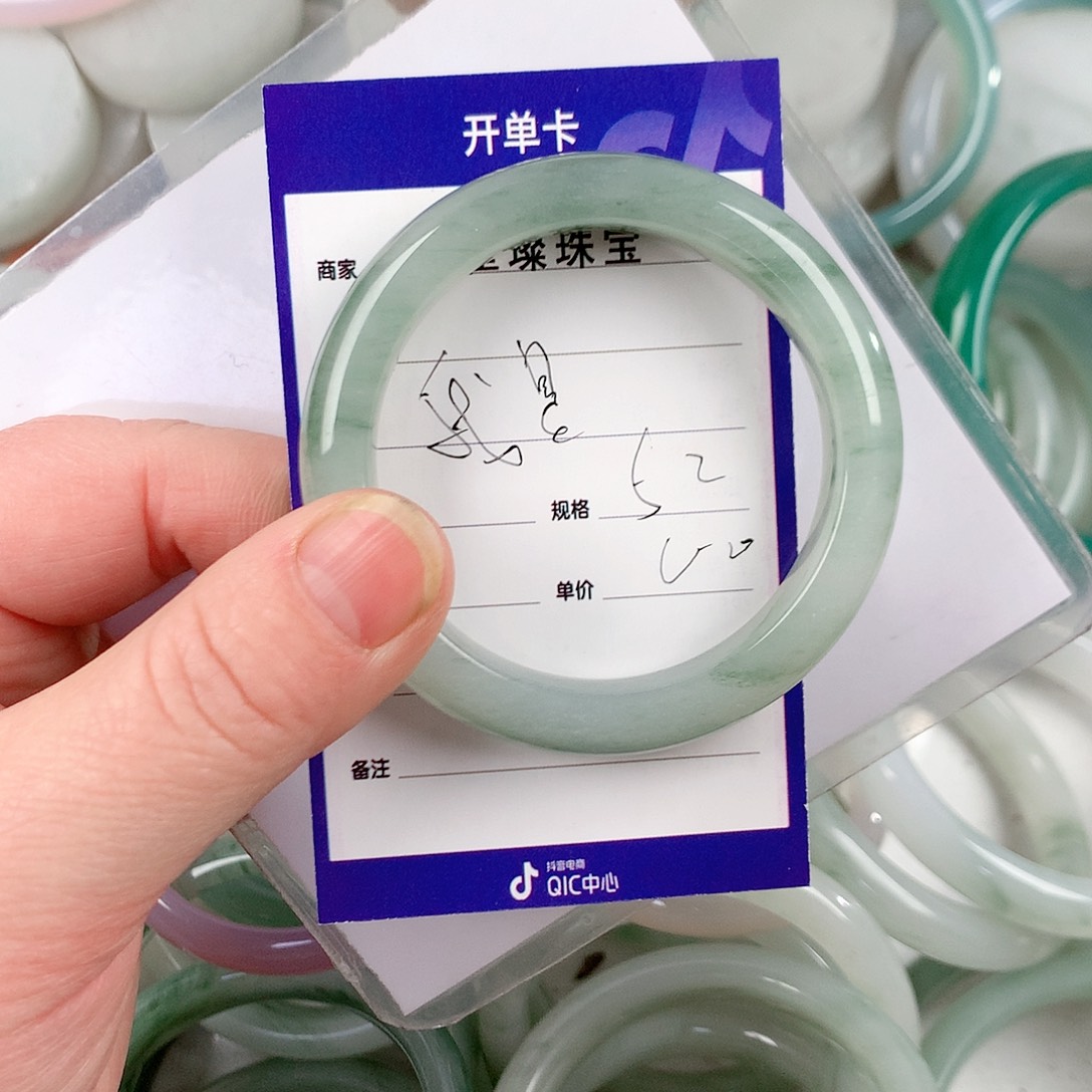 石英质玉手镯未镶嵌我****奶