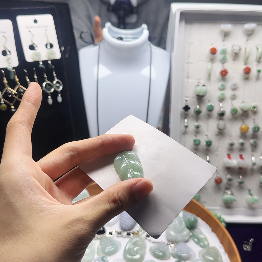 翡翠未镶嵌吊坠(赠链)翡翠