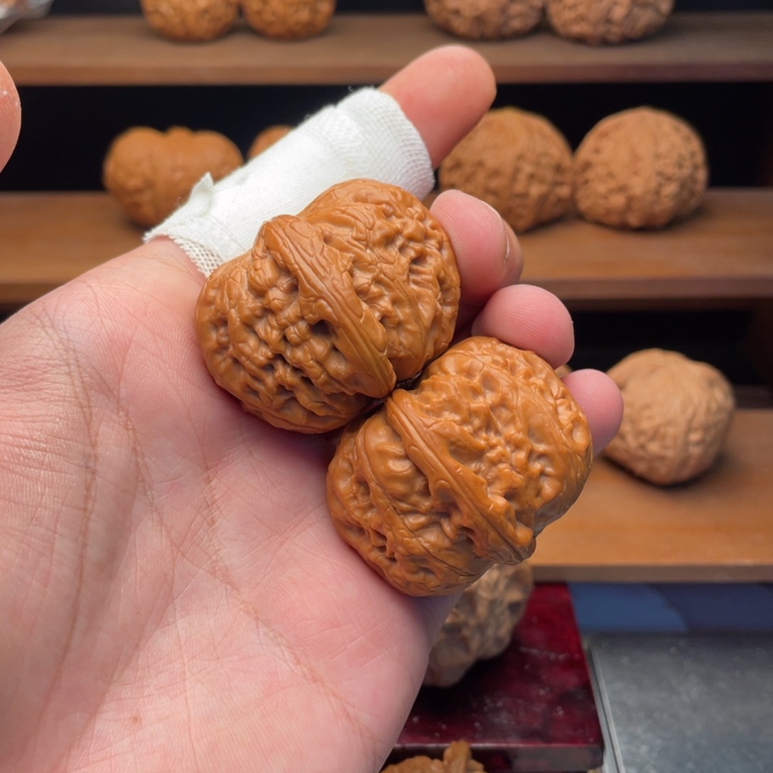 文玩核桃把件43山地红皮平谷元宝49克