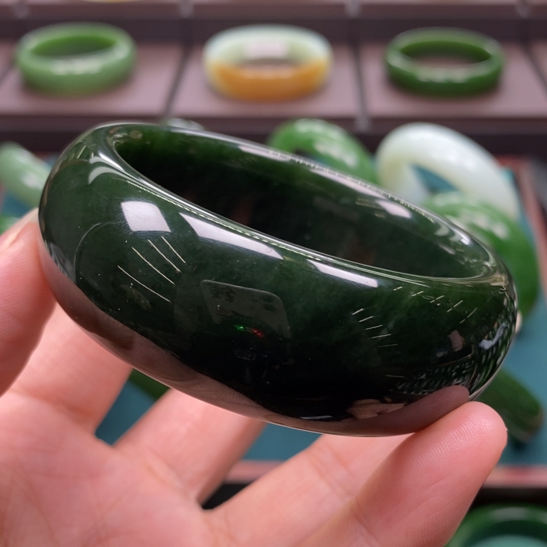和田玉（碧玉）未镶嵌手镯