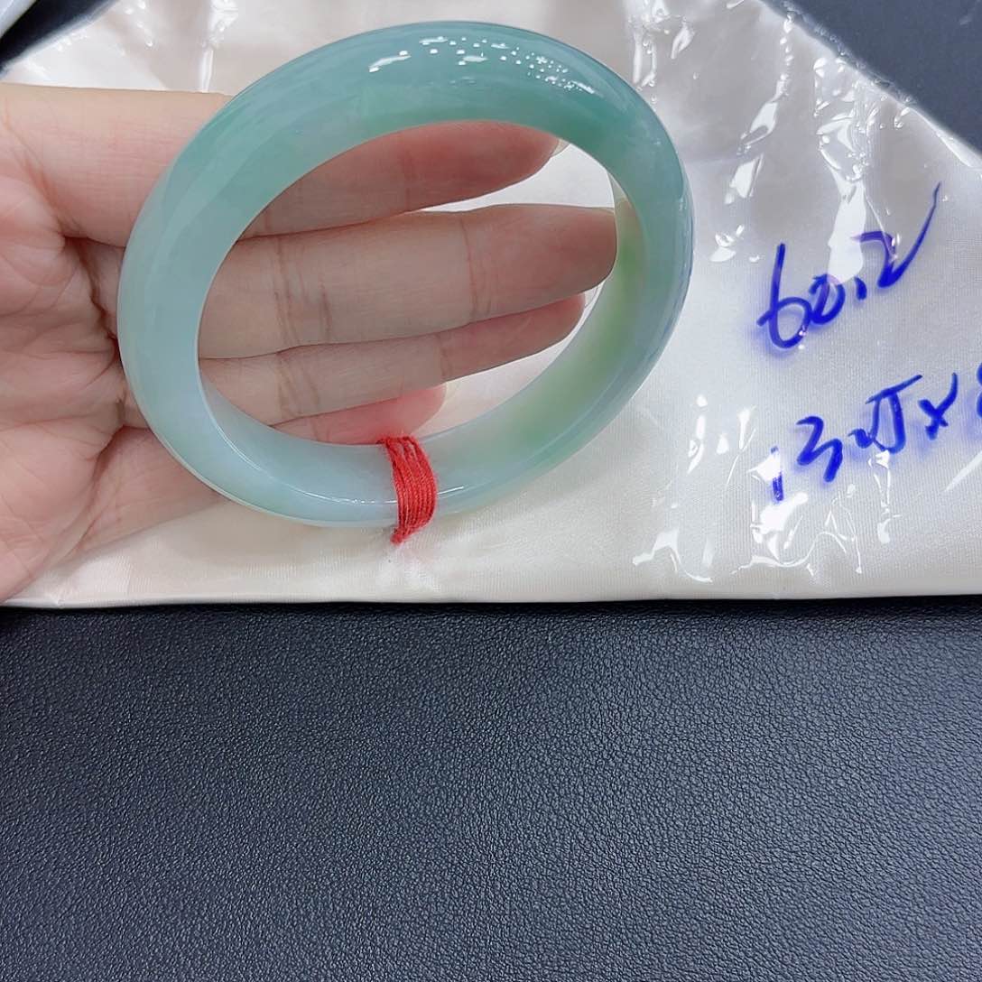 翡翠手镯未镶嵌慧手镯