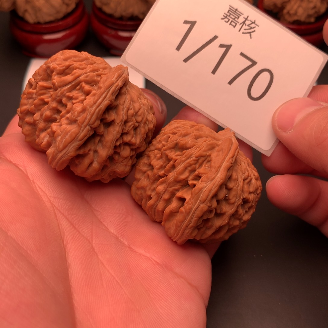 文玩核桃把件全品红皮汉高楼43