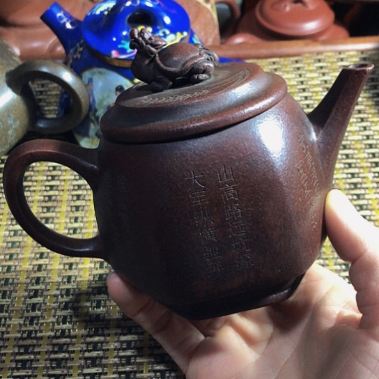 紫砂茶壶原矿泥料手工制作紫砂壶。