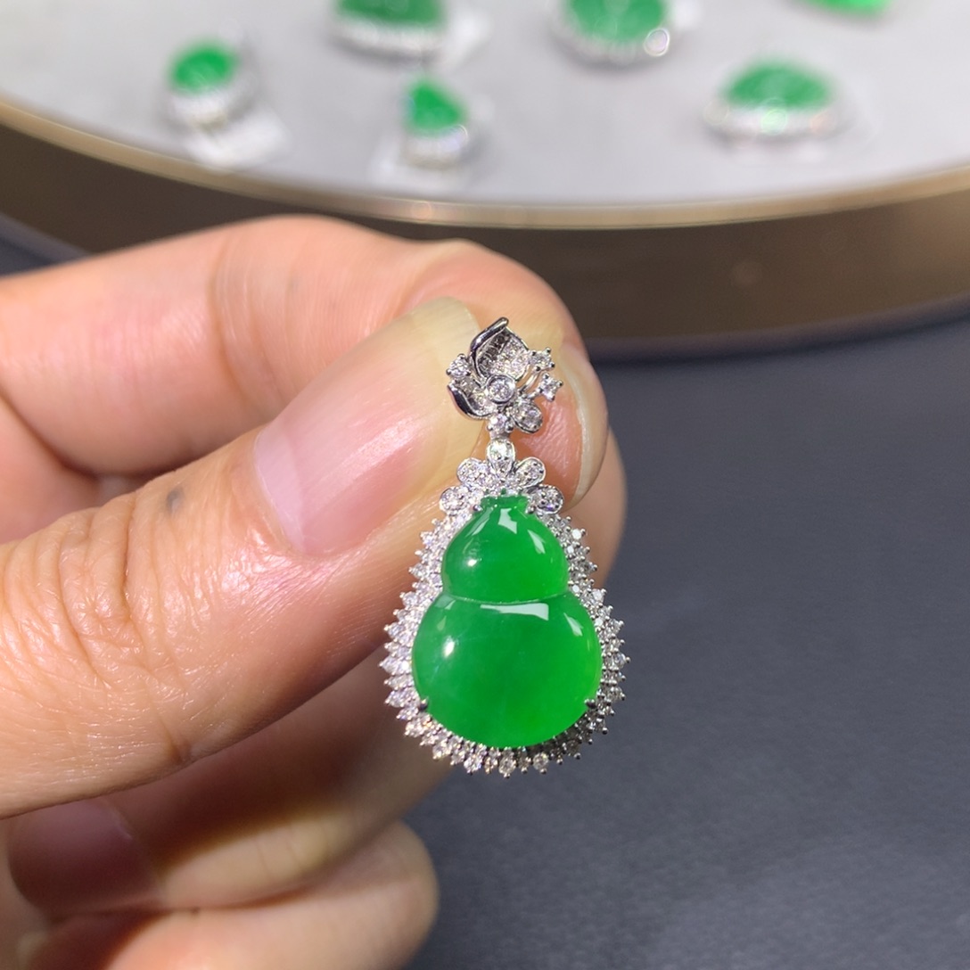 翡翠颈饰18K金镶嵌翡翠