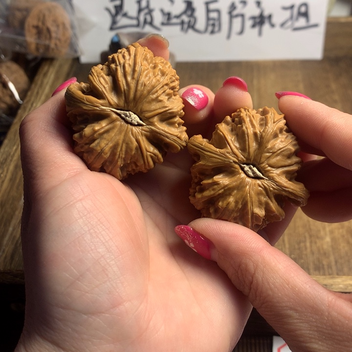 文玩核桃吊坠江***哥白狮