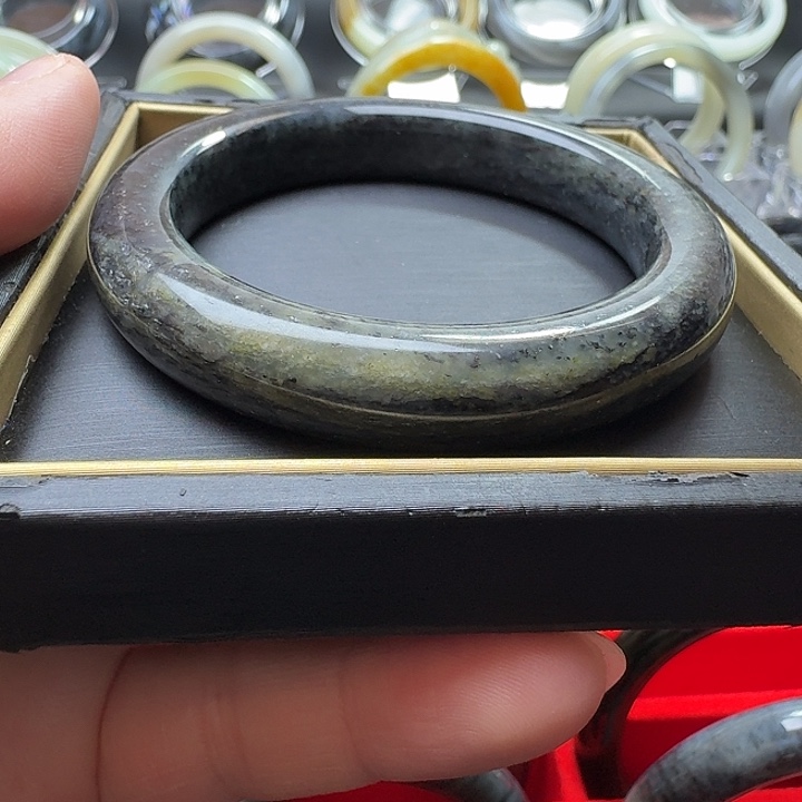 和田玉未镶嵌手镯