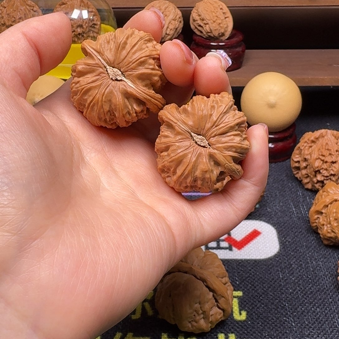 文玩核桃吊坠38球白